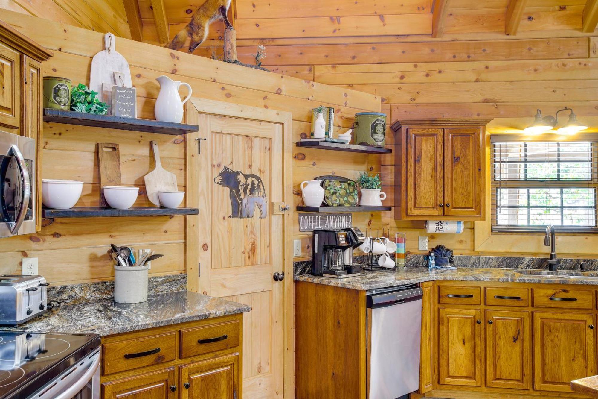 Riverfront Cabin With Hot Tub - 3 Miles To Dollywood 비둘기 포지 외부 사진