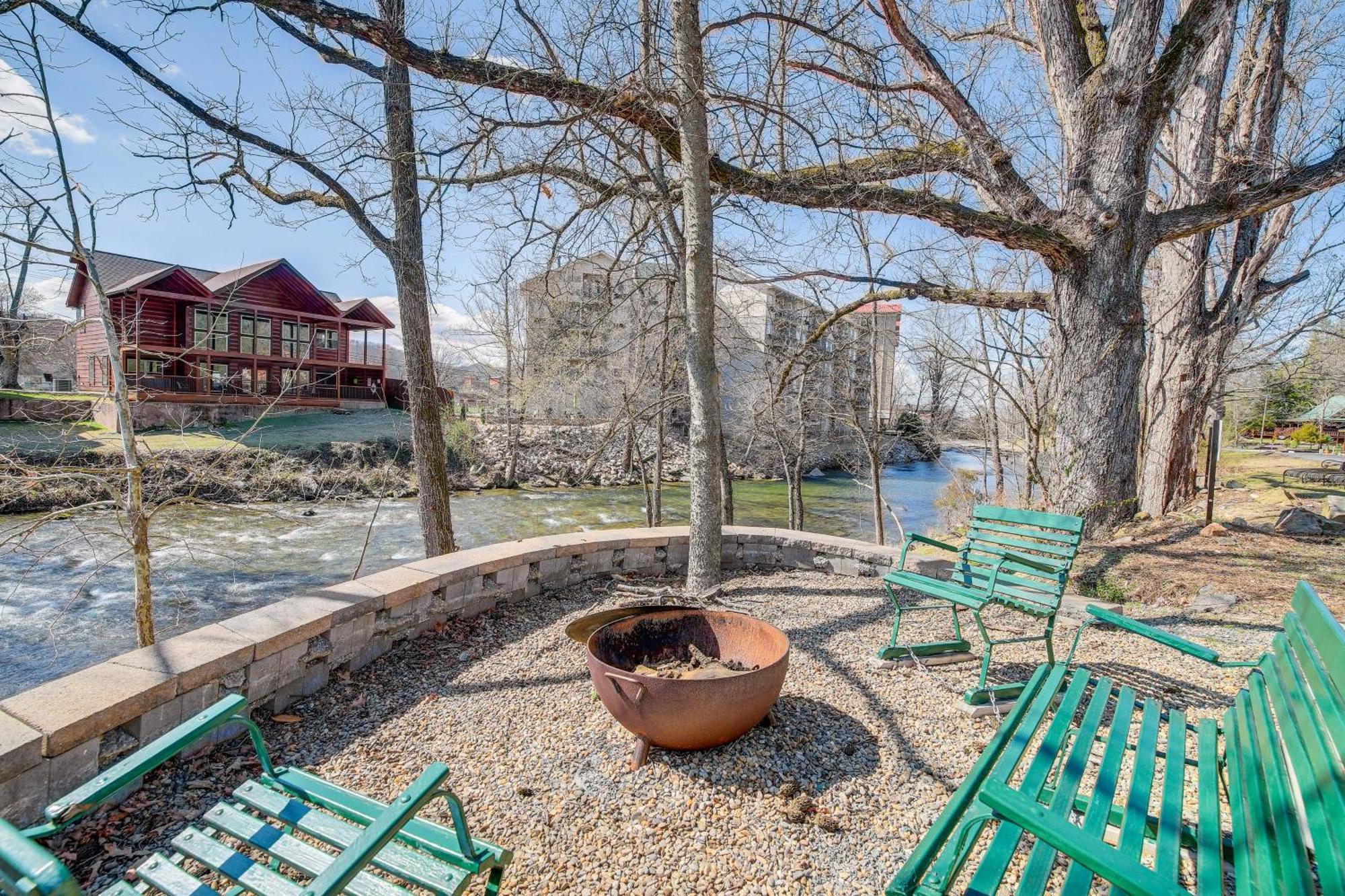 Riverfront Cabin With Hot Tub - 3 Miles To Dollywood 비둘기 포지 외부 사진